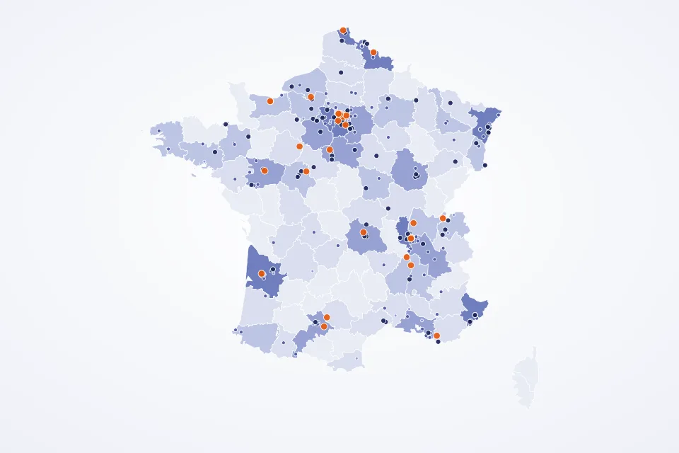 Carte de France des sièges des laboratoires pharmaceutiques : chaque point est un laboratoire, les départements les plus fournis en bleu plus soutenu.